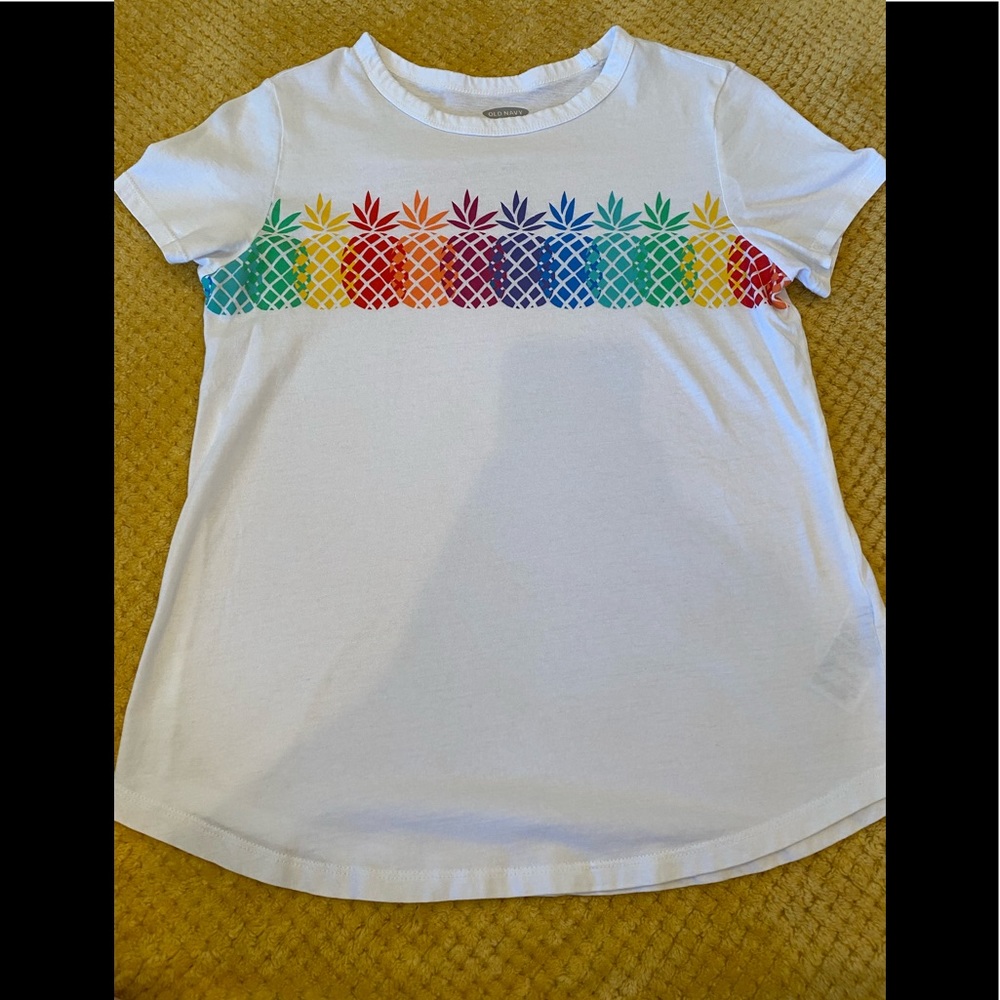 Women’s white tee-shirt.